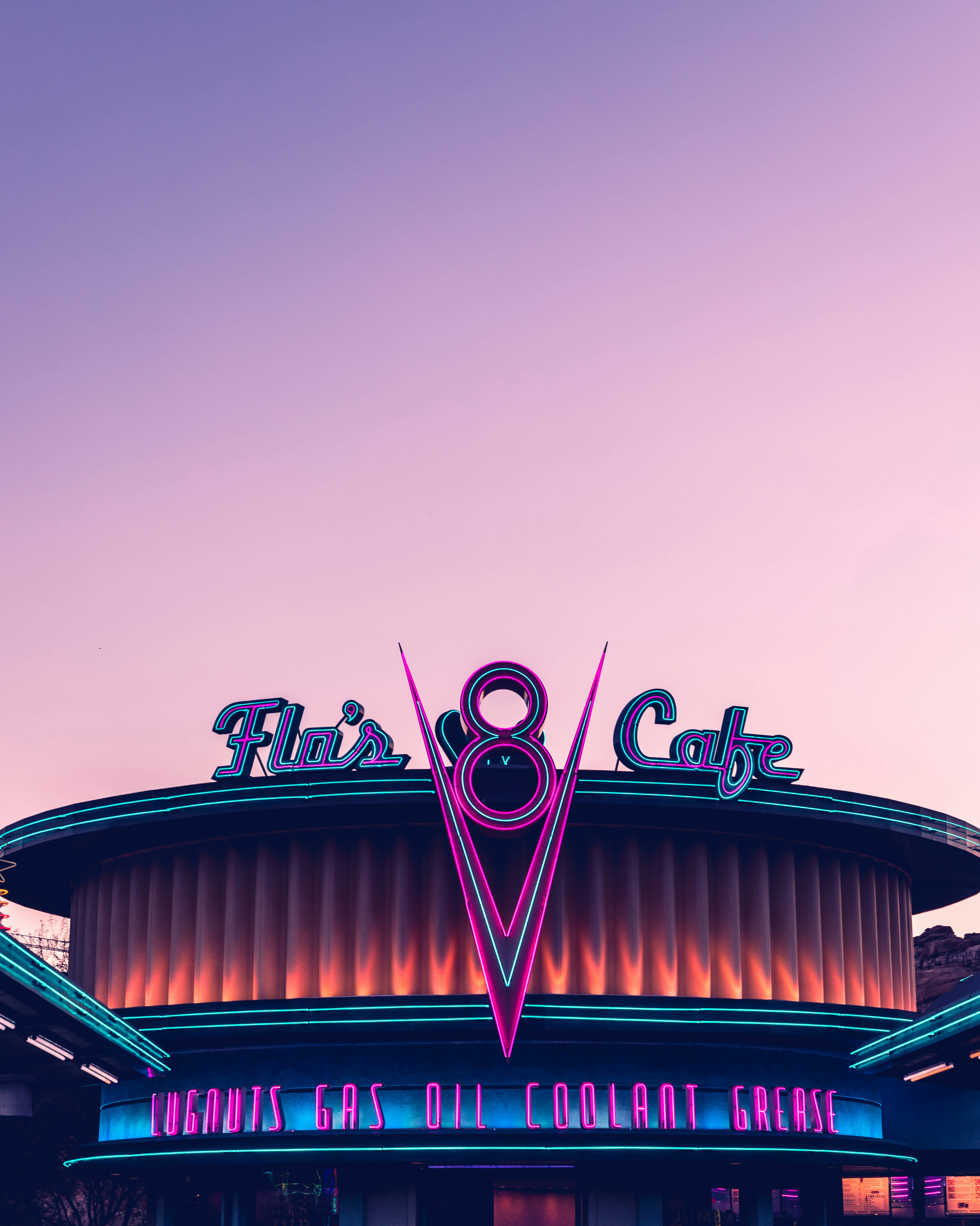 紫色のライトが付いた赤と黒の車の写真 Unsplashで見つけるストリートフォトグラフィーの無料写真