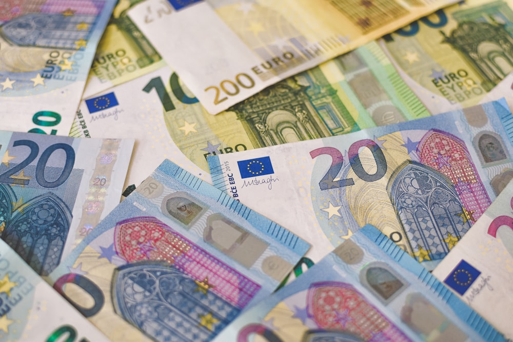 20-Euro-Schein auf weißem und blauem Textil