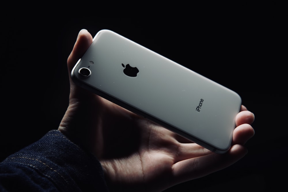 Silber iPhone 6 auf Personenhand