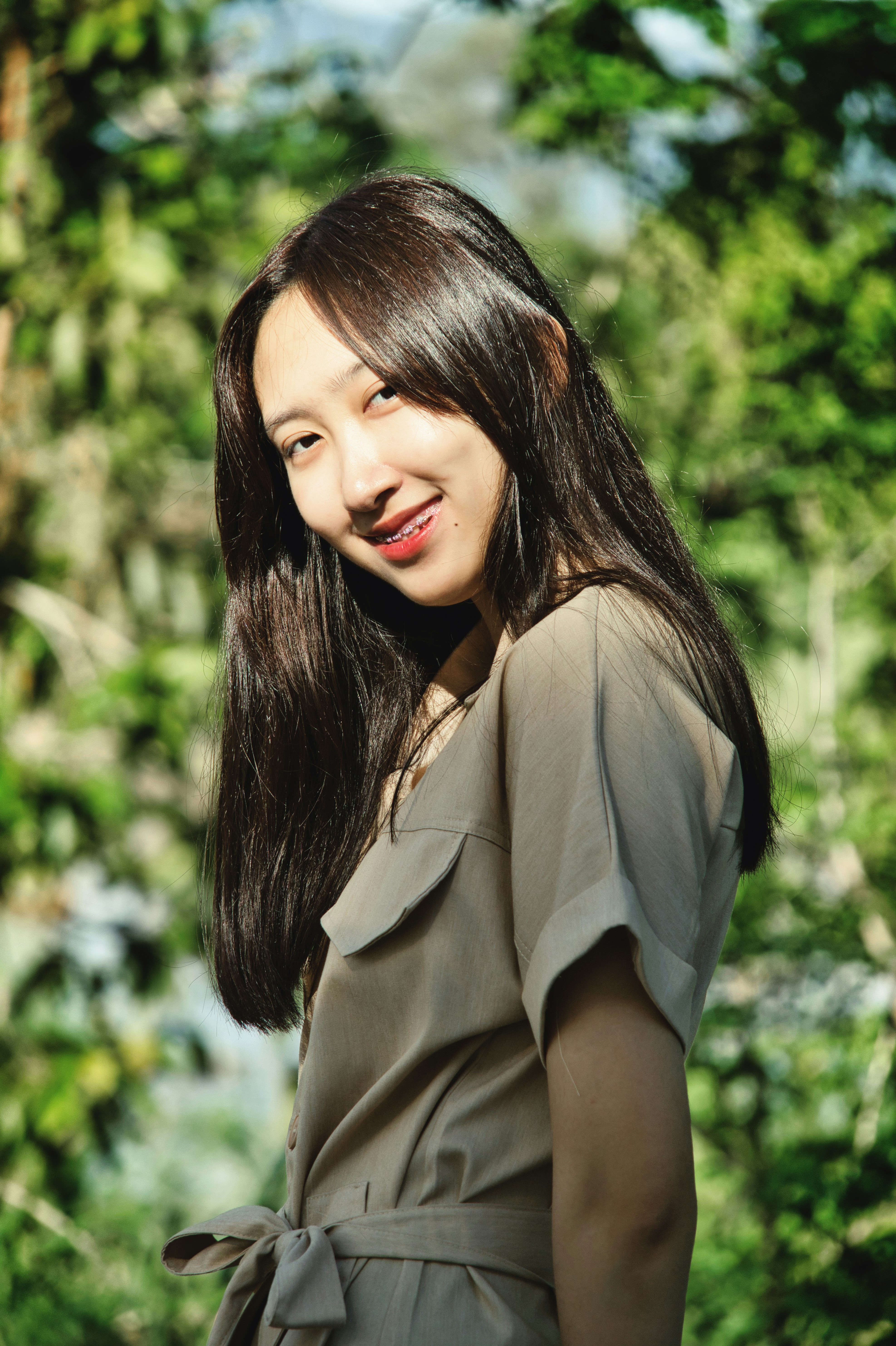 갈색 민소매 드레스를 입은 여자