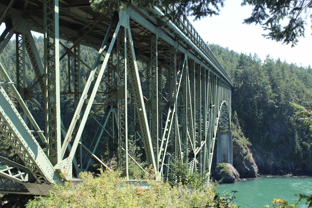 Pont en bois gris au-dessus de la rivière