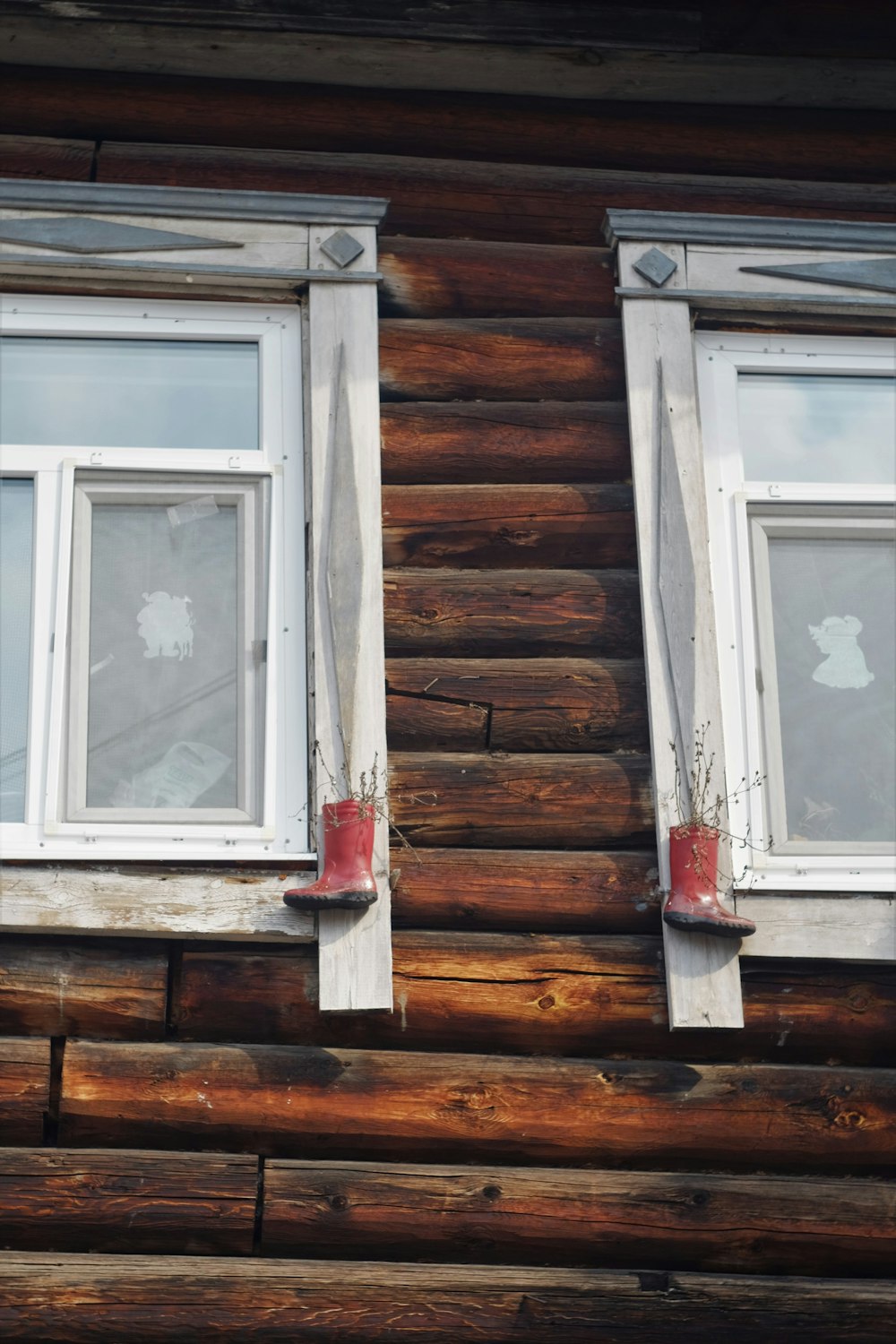 Fenêtre en verre encadrée en bois blanc