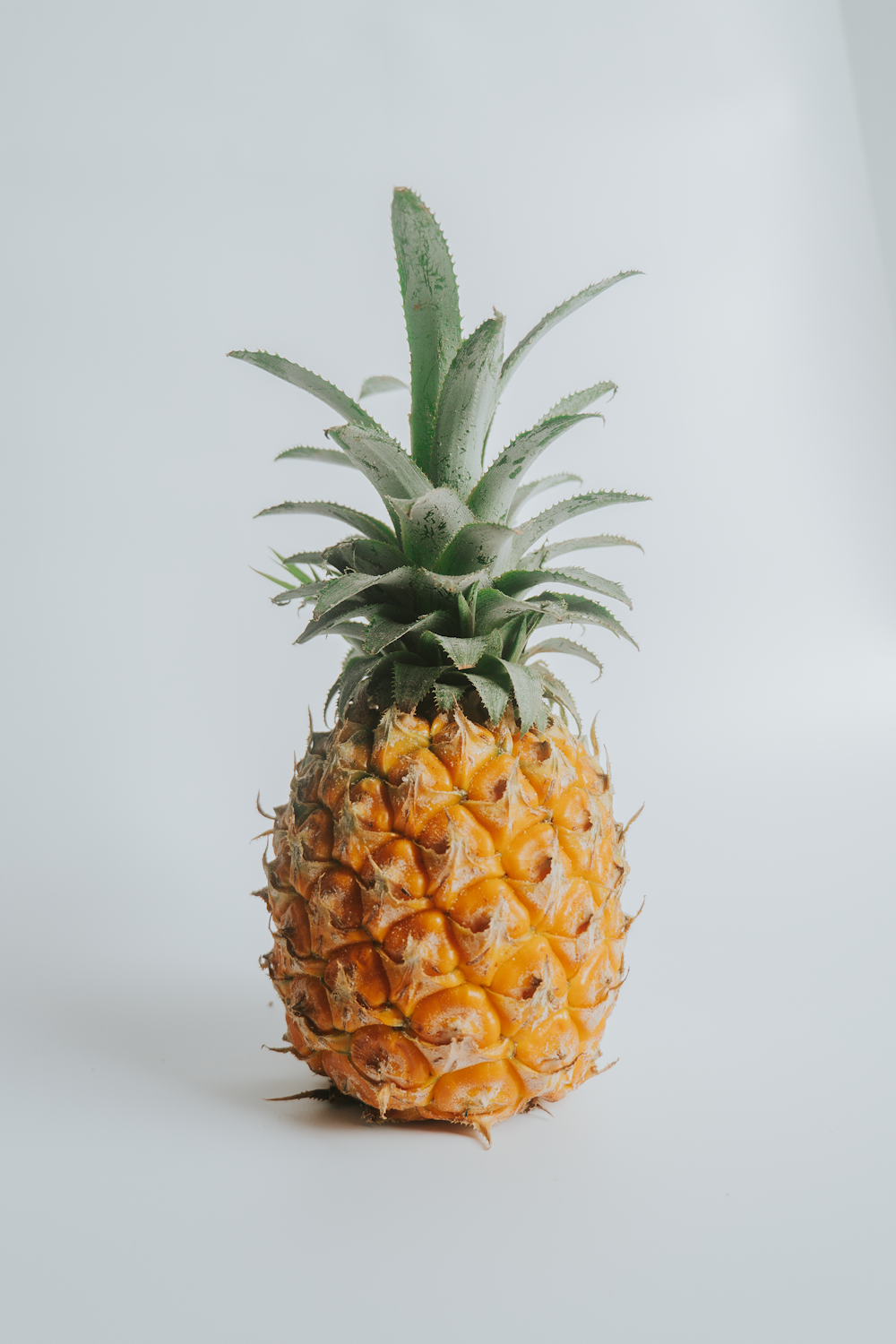 ananas fruit sur table blanche