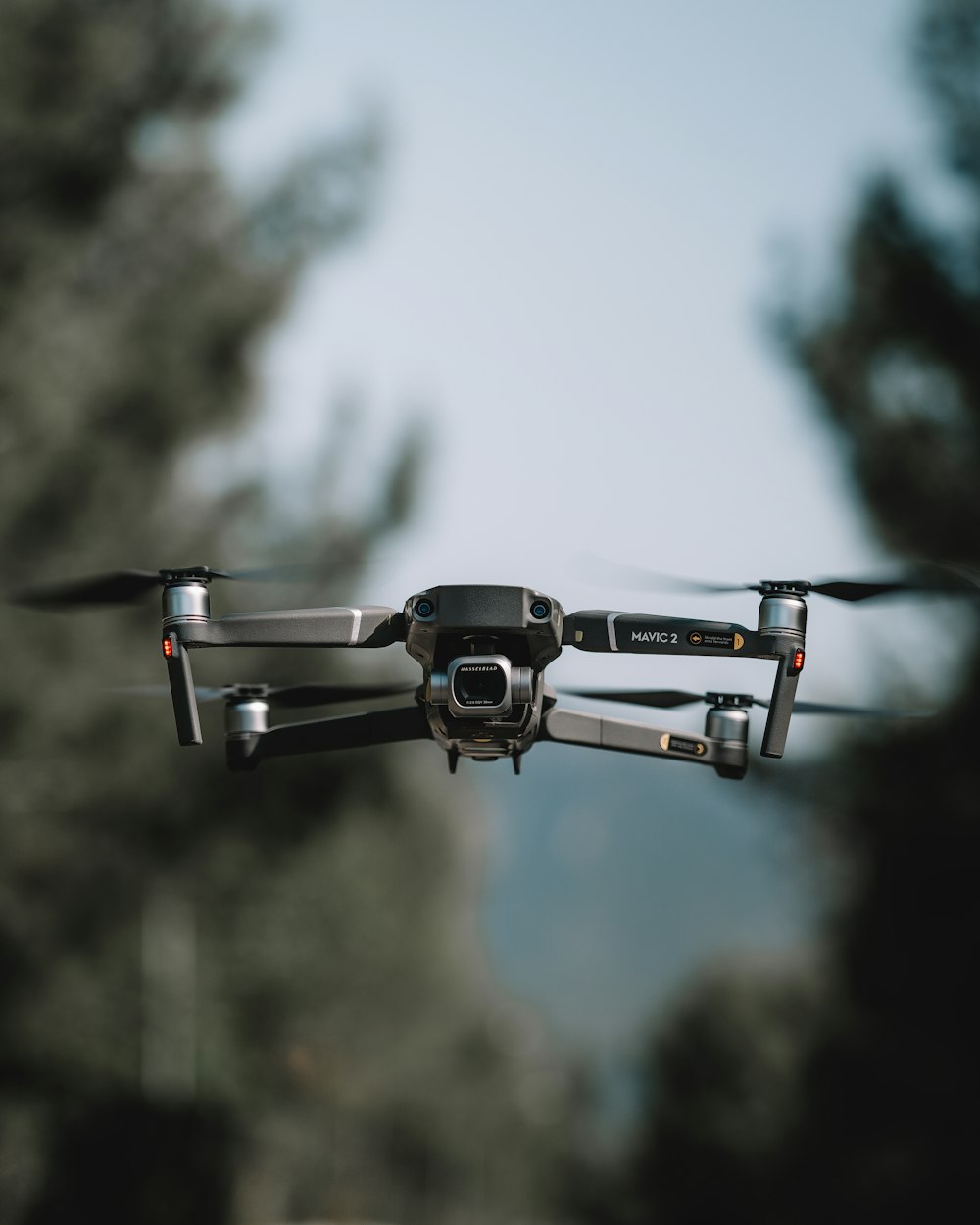 Drone noir et orange volant dans le ciel pendant la journée