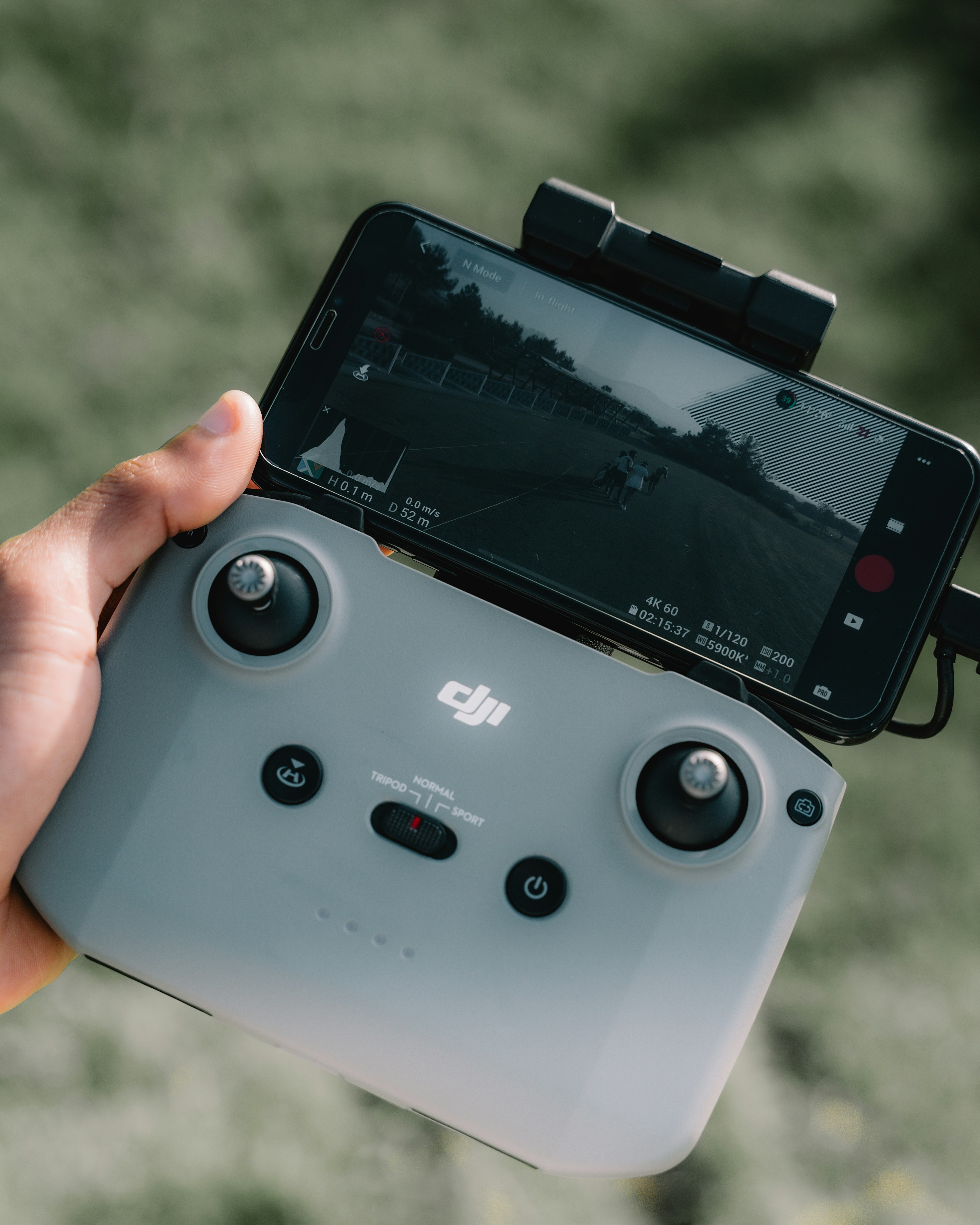 Persona in possesso di Nintendo Switch bianco