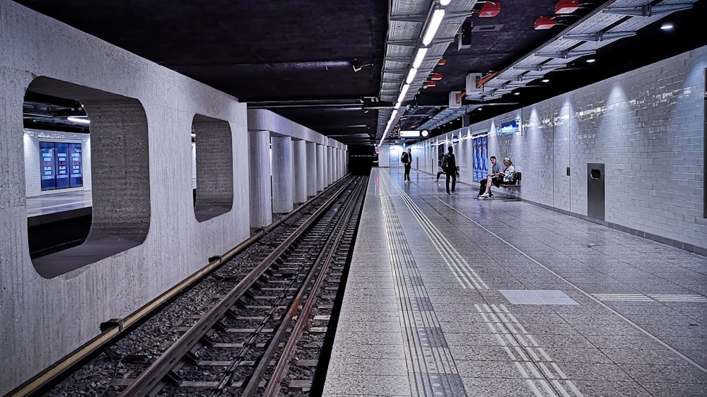 Menschen, die auf dem Bahnhof spazieren gehen