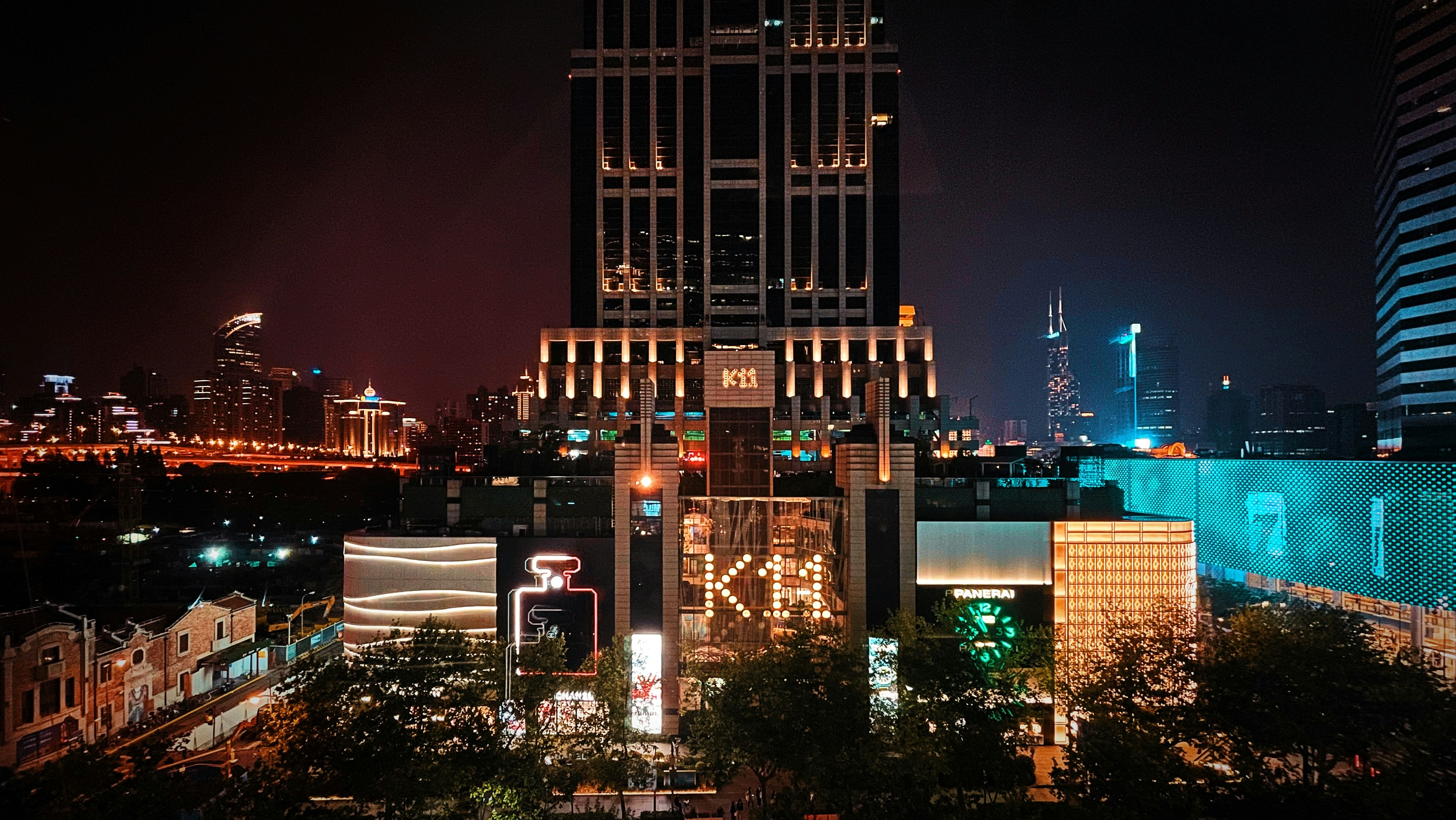 edificios de la ciudad durante la noche
