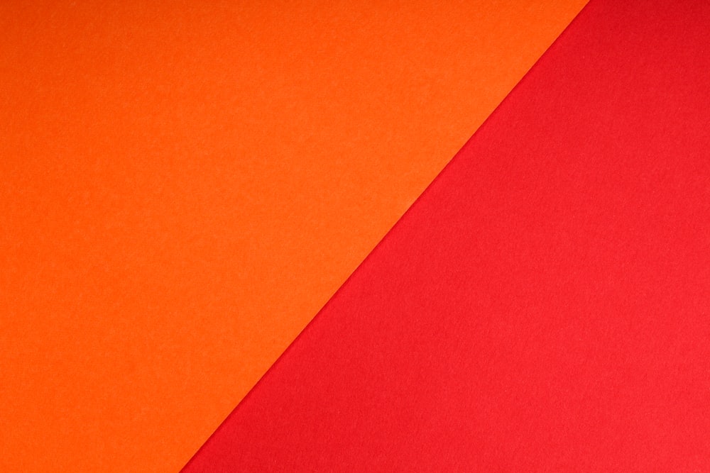 Papel de color rojo y naranja