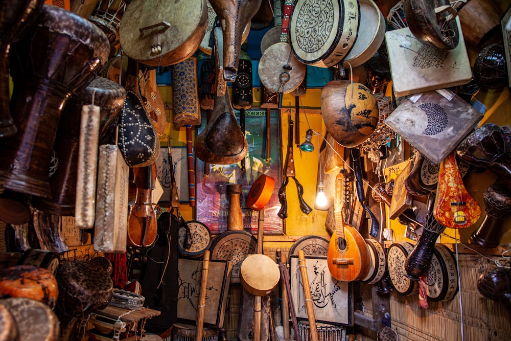 Guitarra de madera marrón colgada en la pared