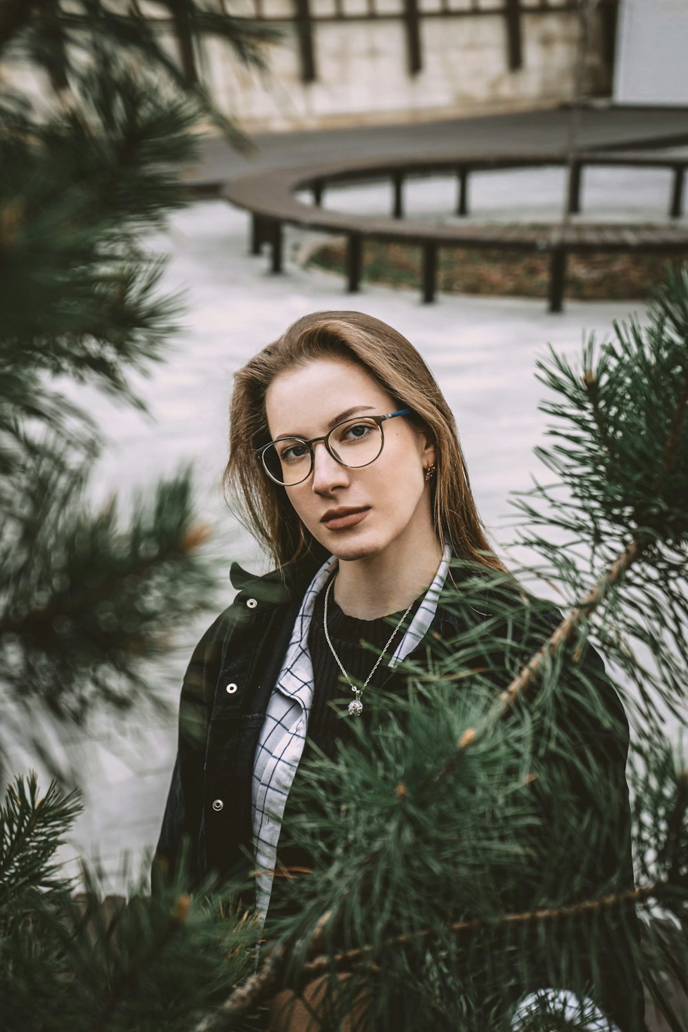 Frau in schwarzer Lederjacke mit schwarz gerahmter Brille