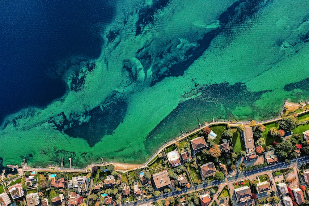 Veduta aerea della città vicino allo specchio d'acqua durante il giorno