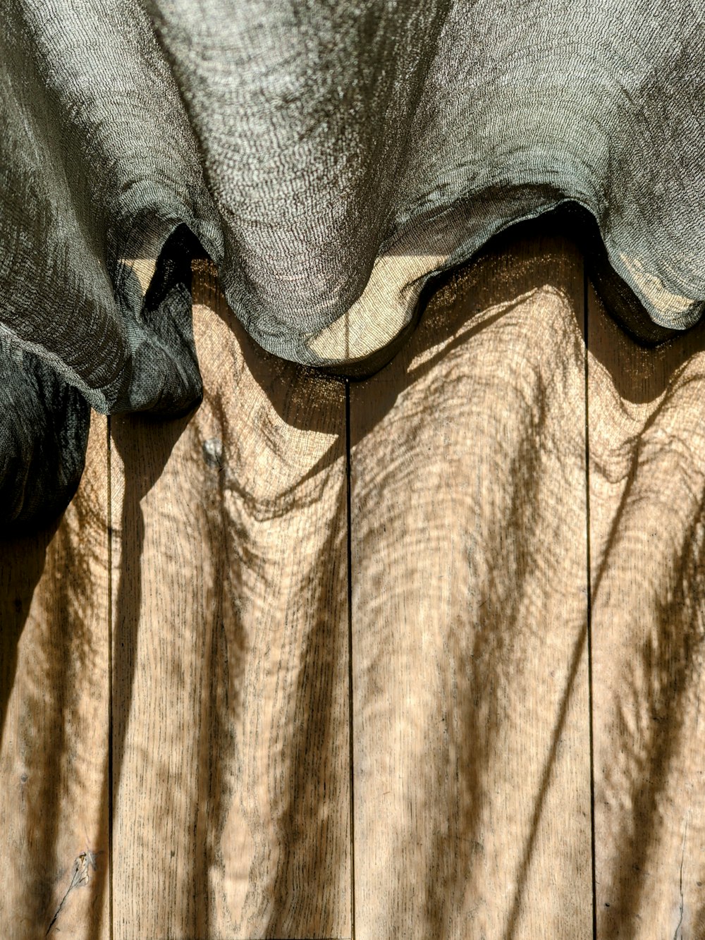 Graues Textil in der Nähe von grauem Textil