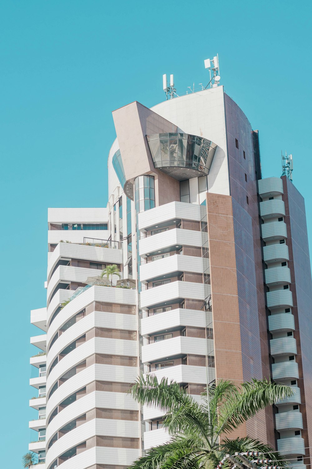 Weißes Betongebäude unter blauem Himmel tagsüber