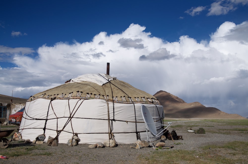 tenda bianca sotto il cielo blu durante il giorno