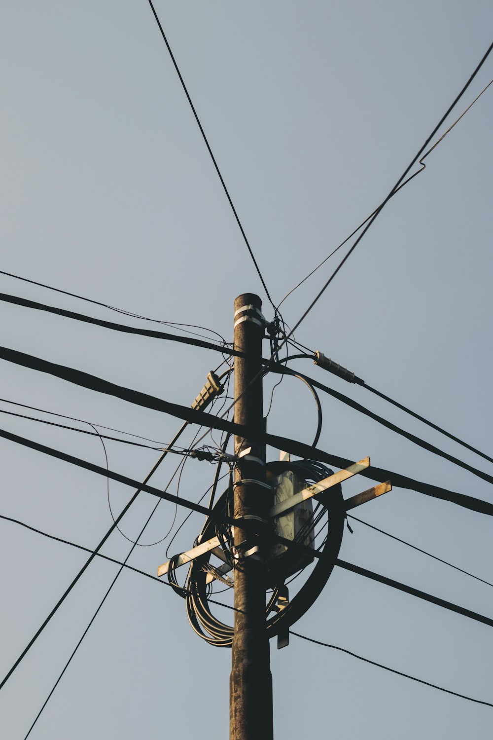 Cables eléctricos negros bajo el cielo azul durante el día
