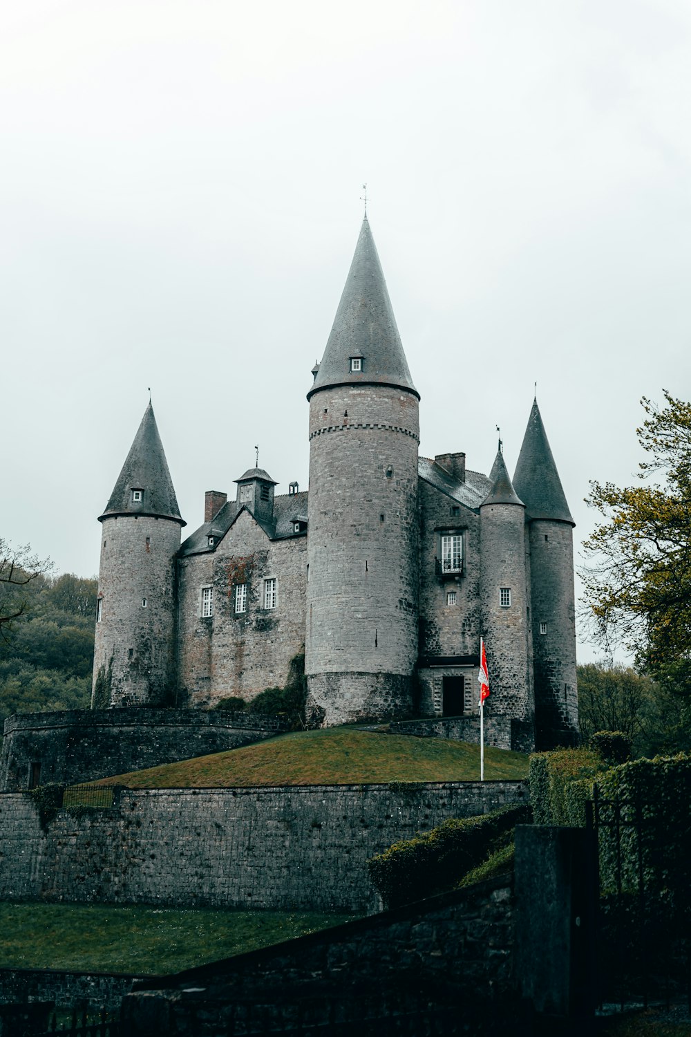 Castillo de hormigón gris bajo el cielo blanco durante el día