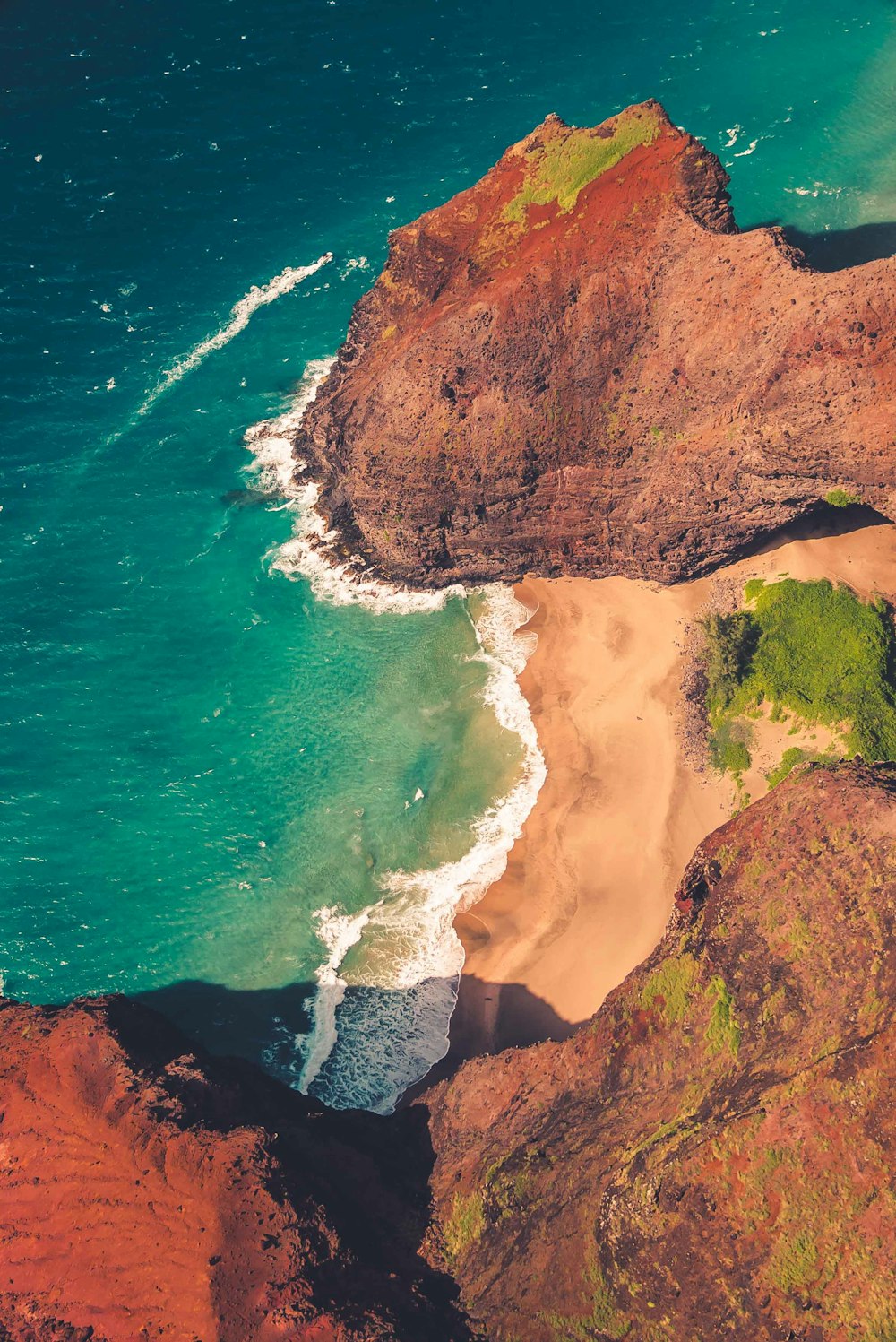 Vista aérea de la playa durante el día