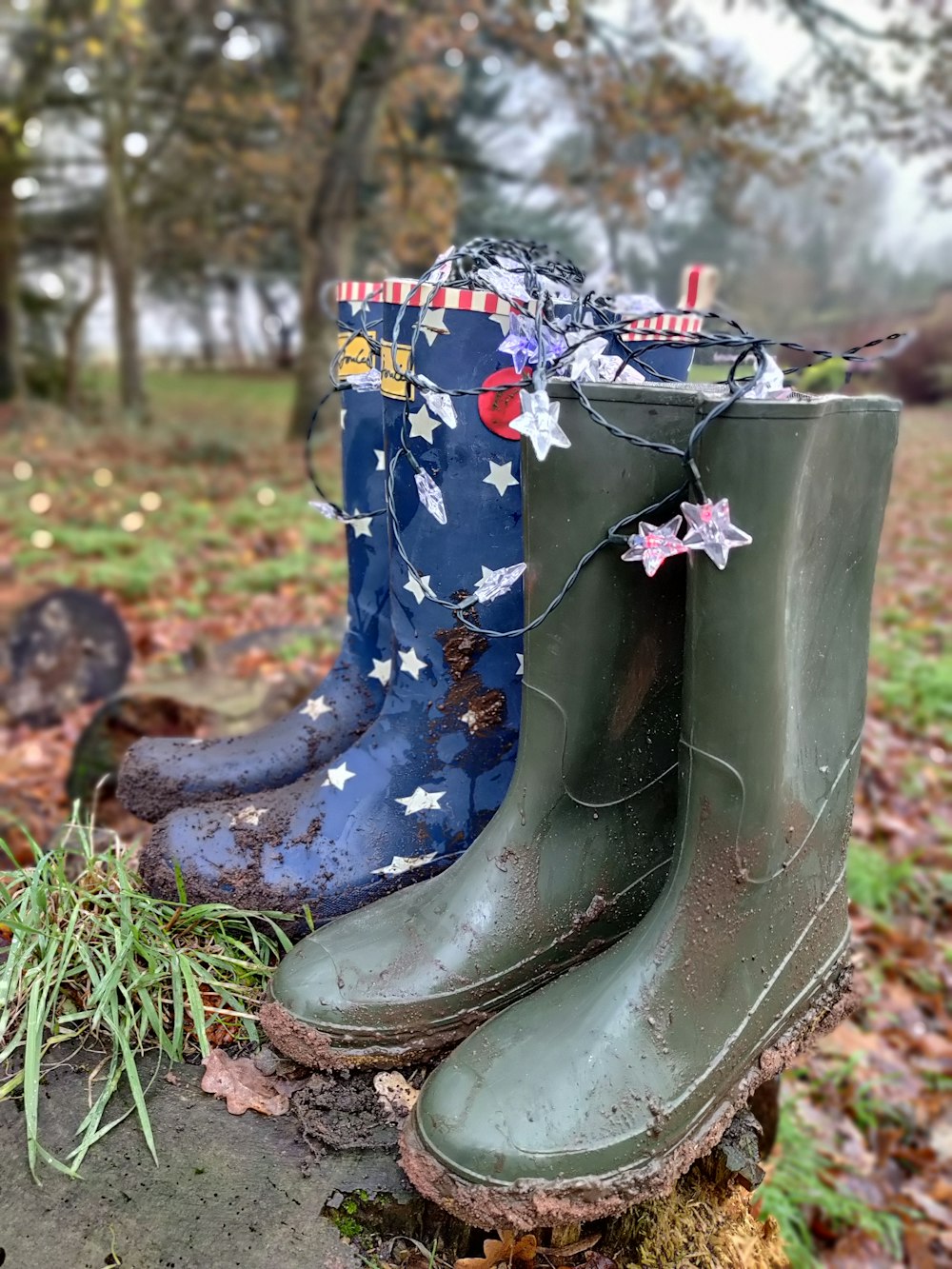 Botas florales azules y negras sobre hierba verde