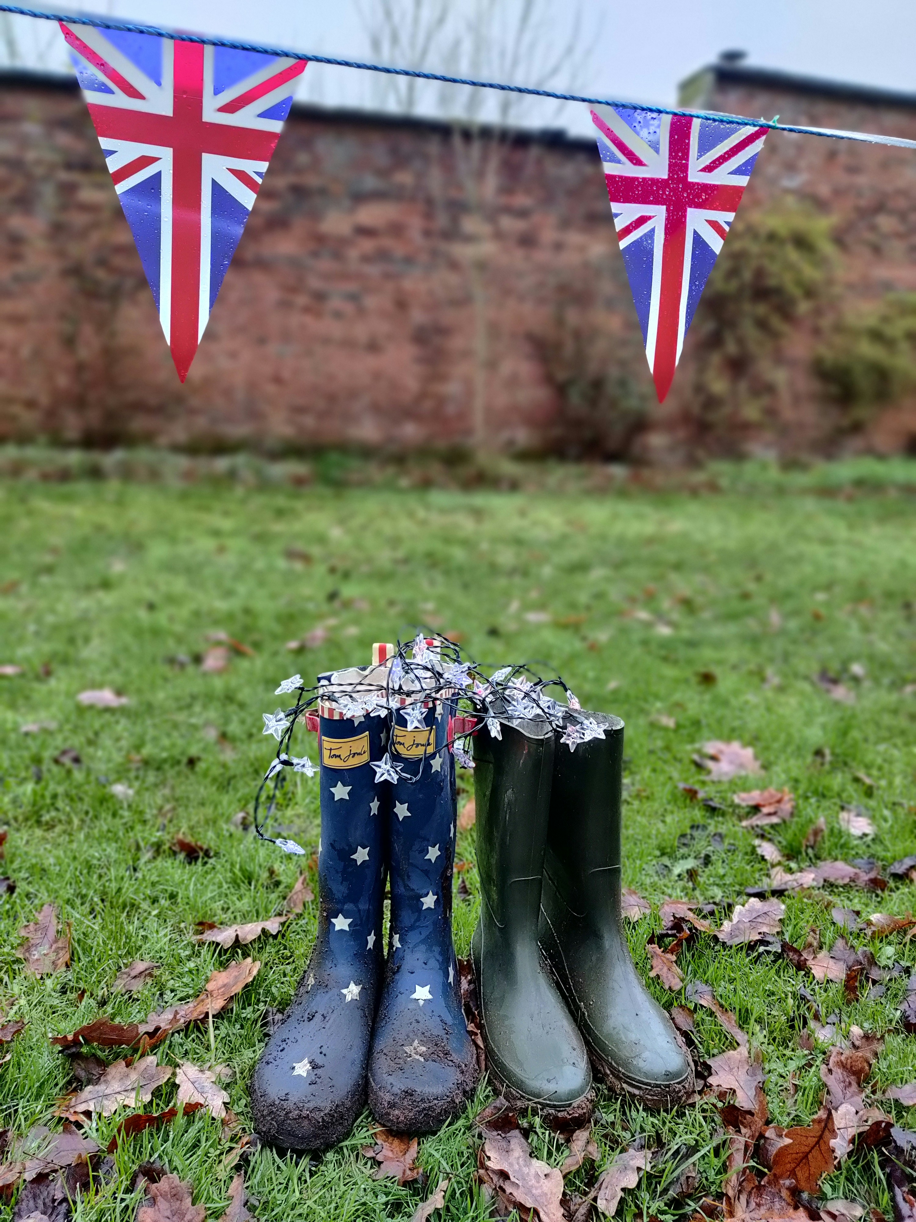 bottes de pluie noires sur un terrain d’herbe verte