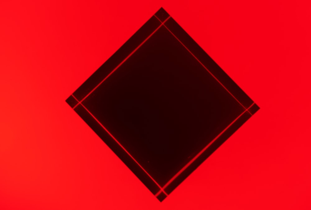 빨간색과 검은색 사각형 그림