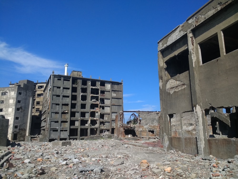 edifício de concreto marrom sob o céu azul durante o dia