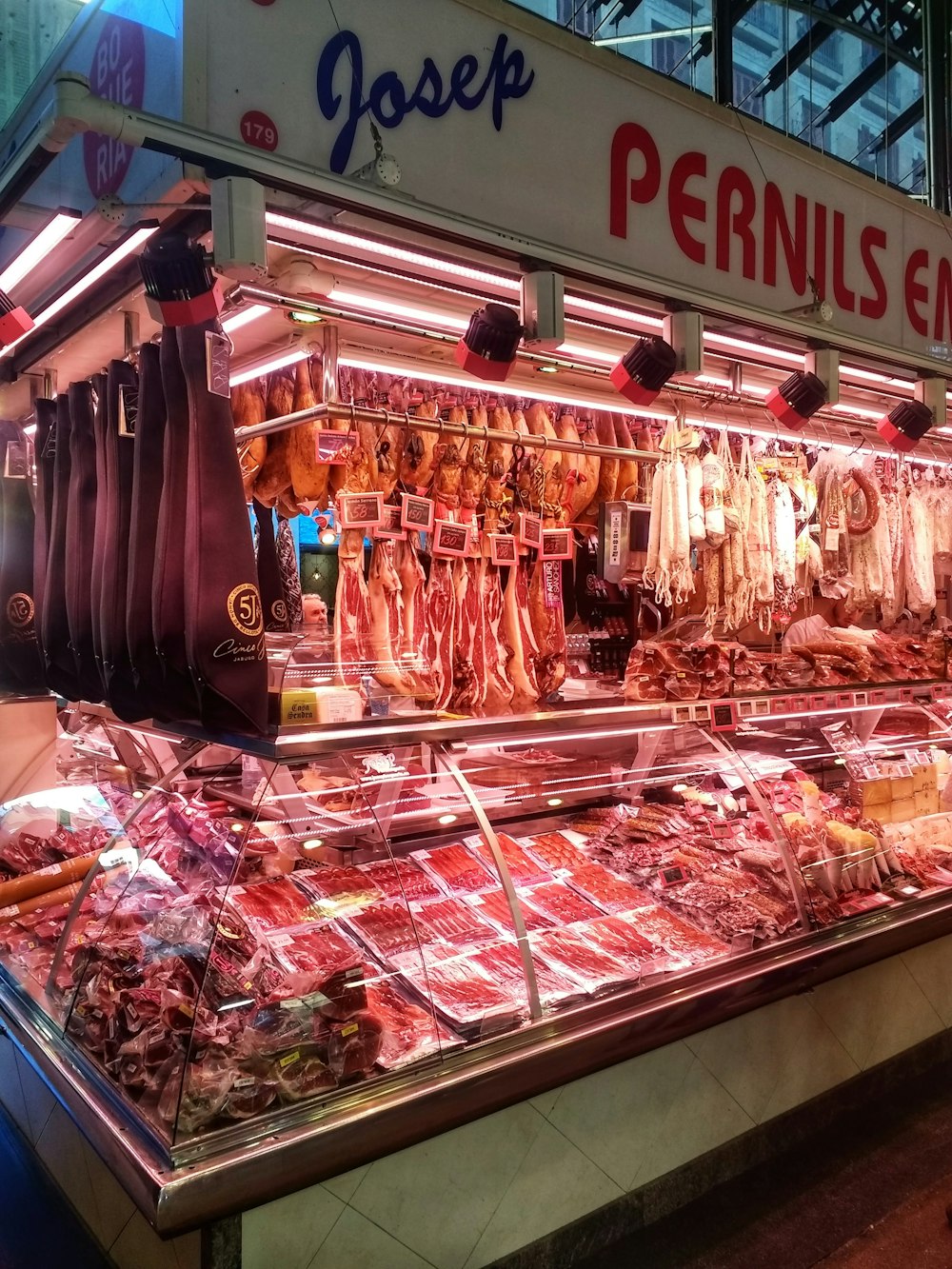 Carne cruda en el mostrador de exhibición