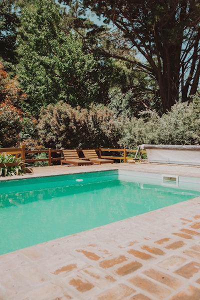 Jardín y exterior con deck y pileta en Argentina