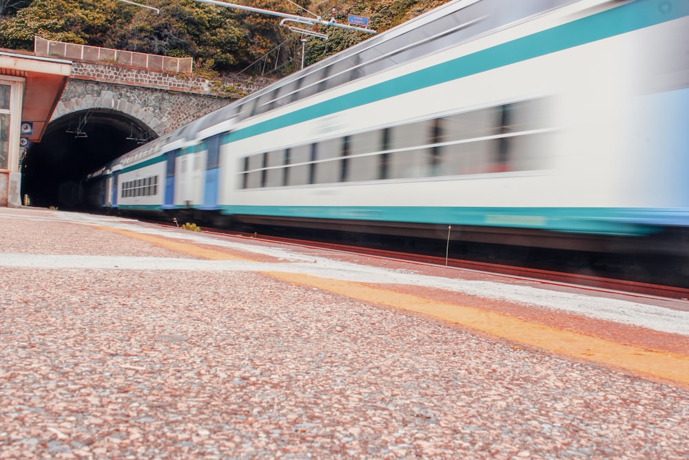 tren azul, blanco y rojo