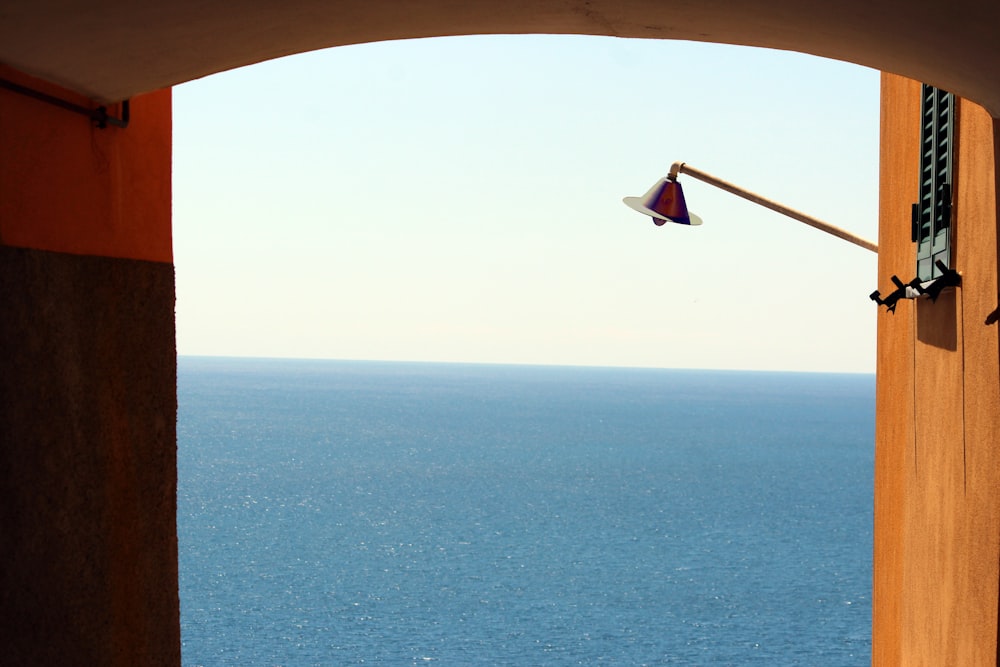 barca a vela bianca e marrone sul mare blu durante il giorno