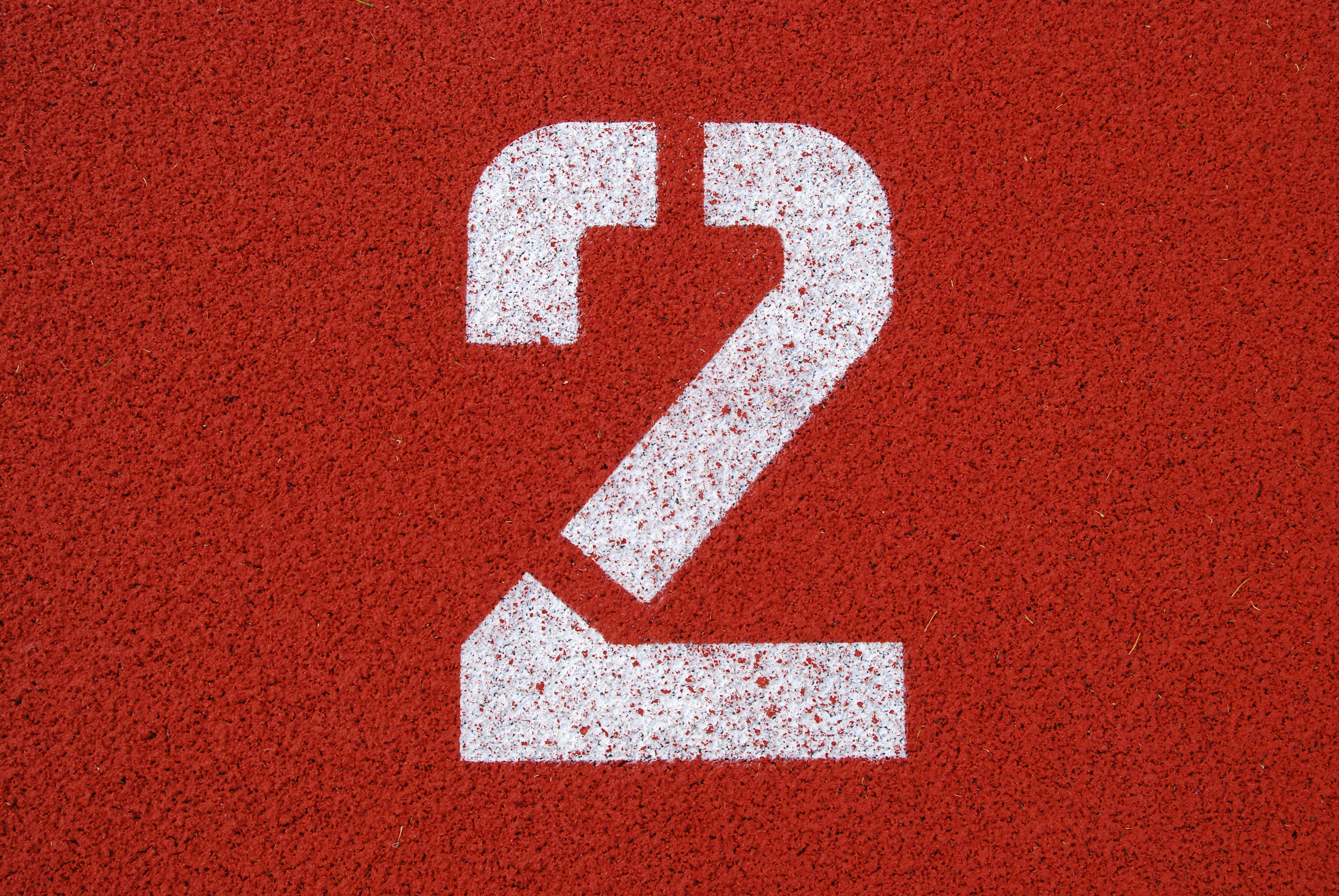 Startnummer von Bahn 2 einer Leichtathletikanlage | starting number of lane 2 (two) for track and field athletics