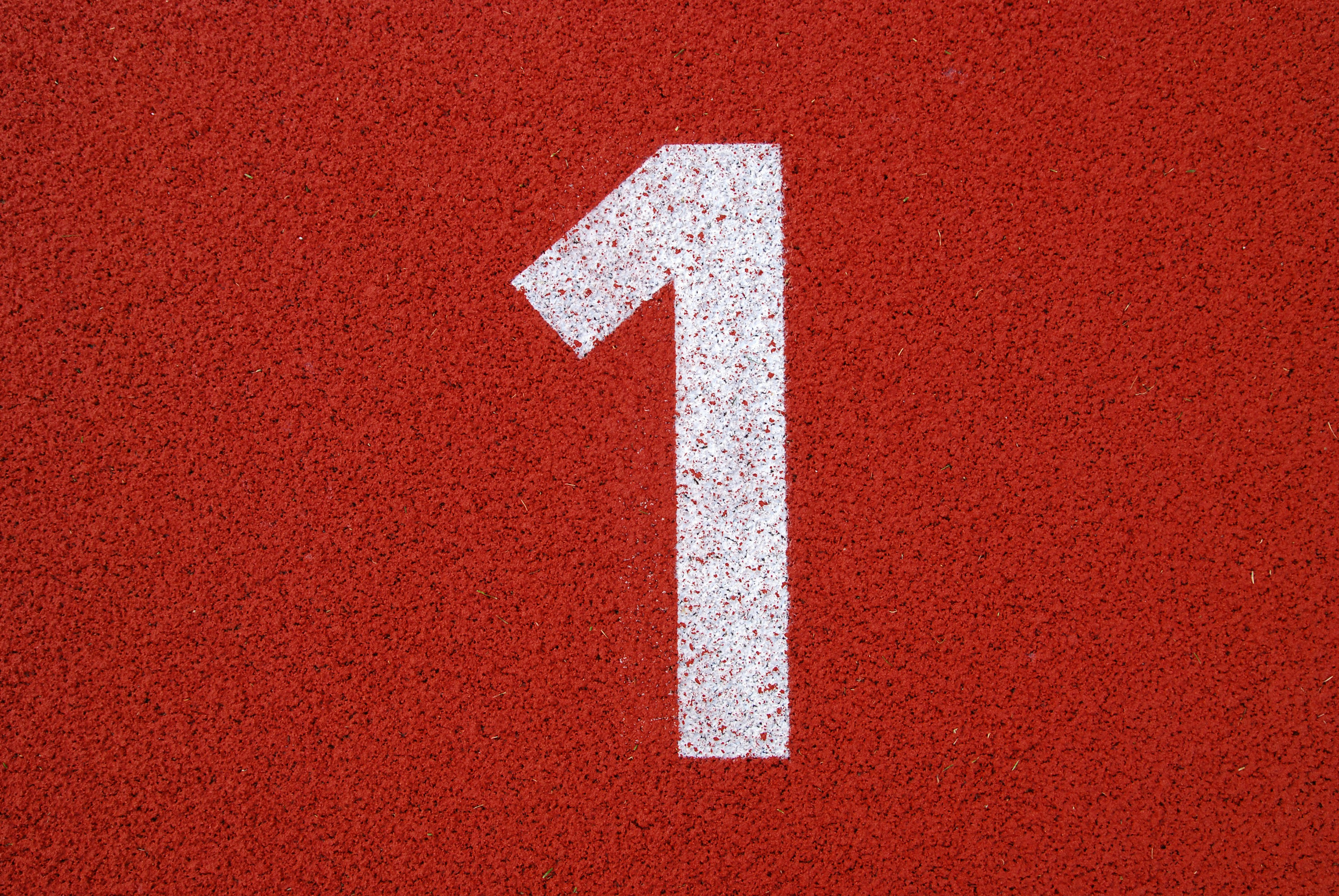 Startnummer von Bahn 1 einer Leichtathletikanlage | starting number of lane 1 (one) for track and field athletics