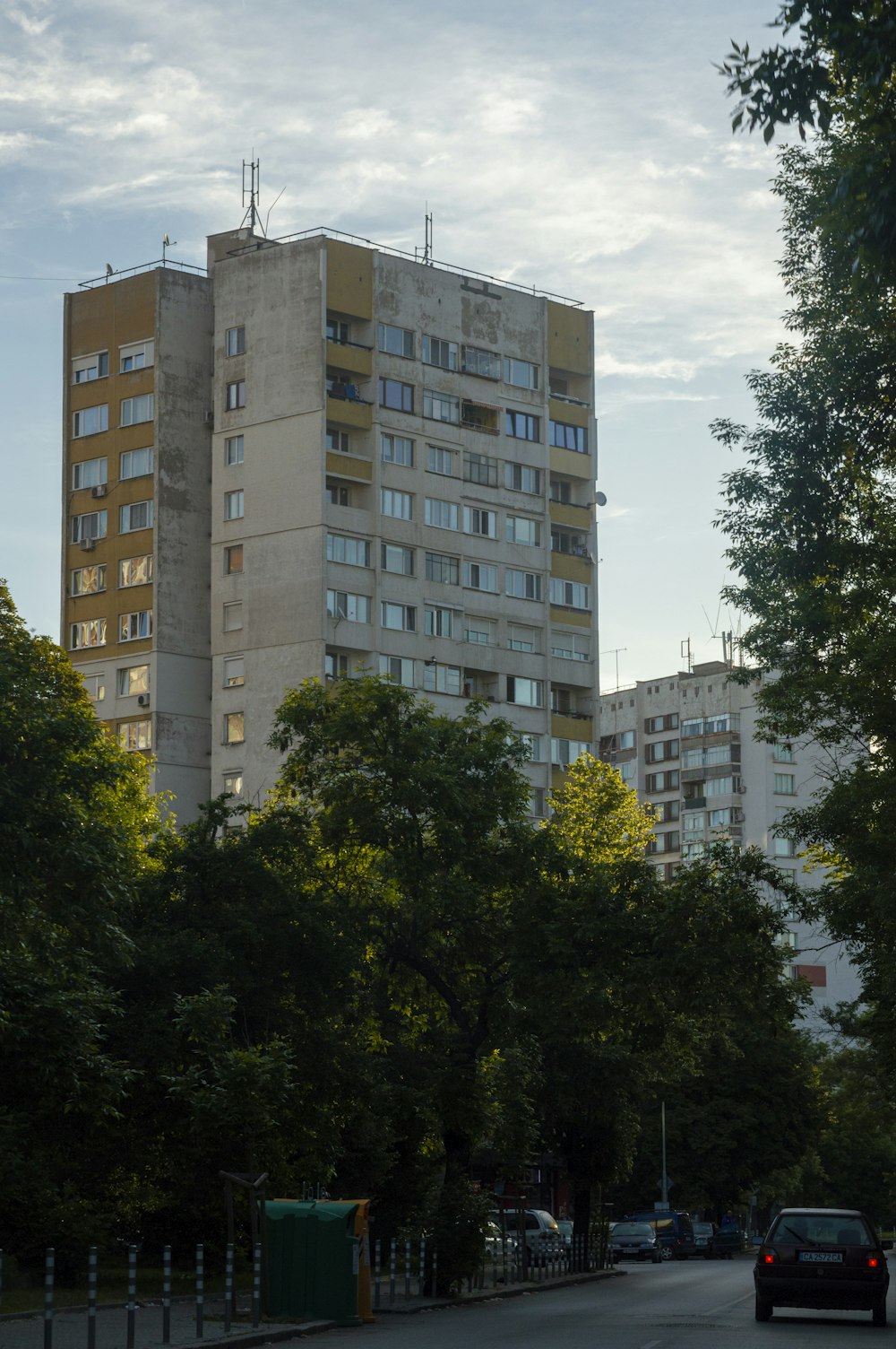 Bâtiment en béton blanc près d’arbres verts pendant la journée