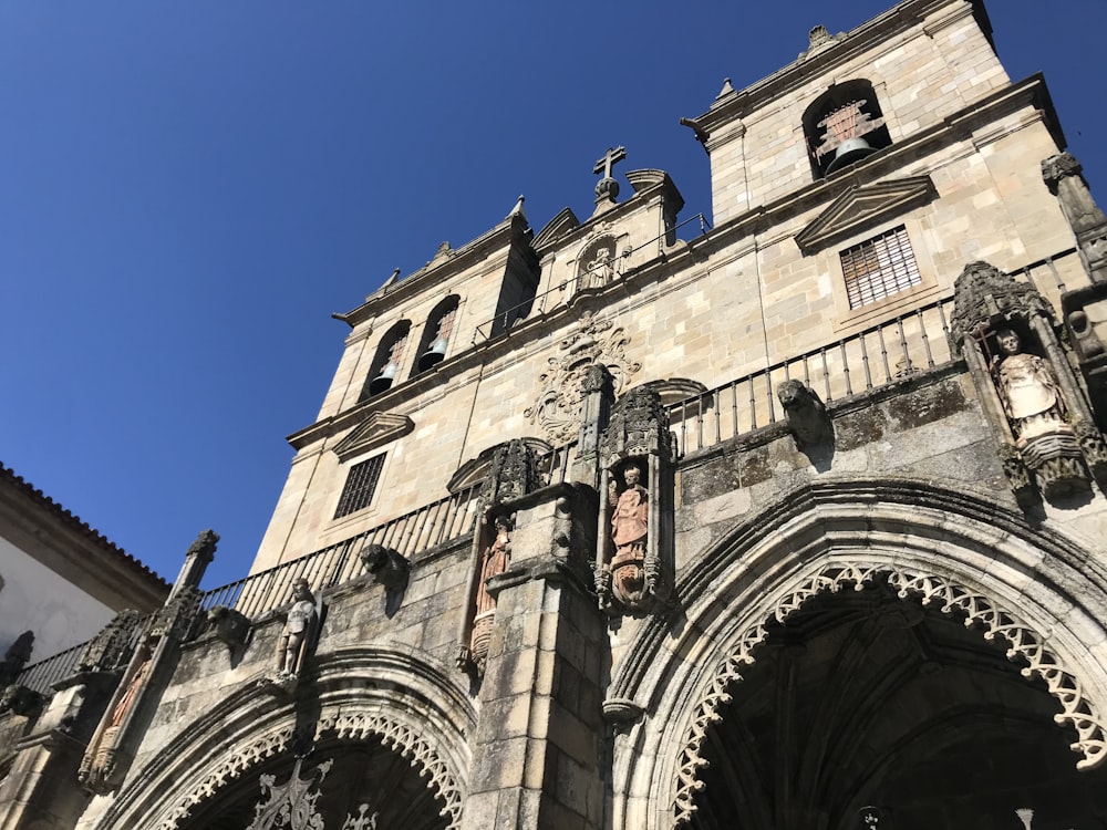 Braunes Betongebäude unter blauem Himmel tagsüber