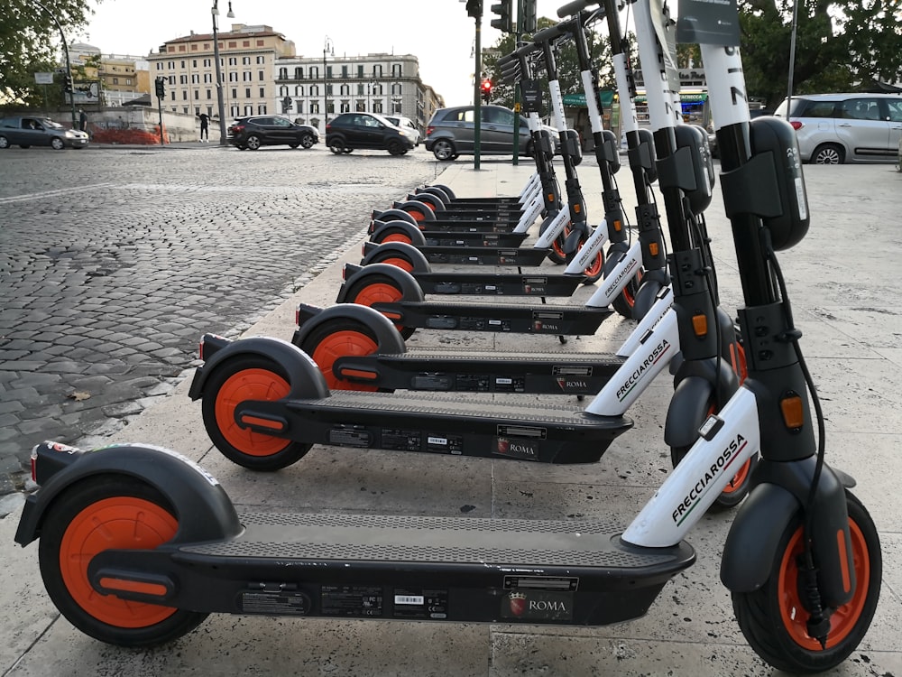 Equipo de ejercicio negro y naranja sobre pavimento gris