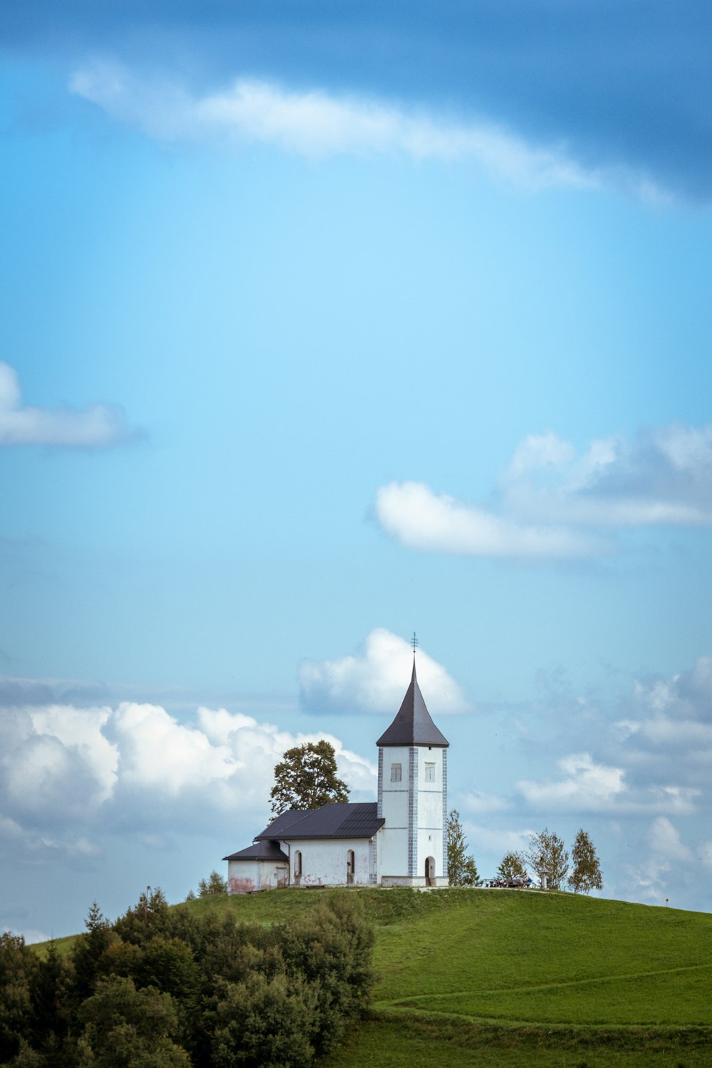 Weiß-graues Betongebäude unter blauem Himmel tagsüber