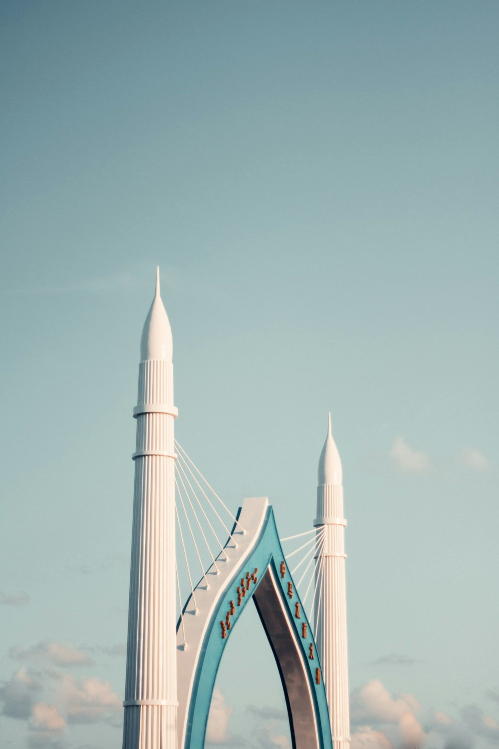 edifício de concreto branco e azul