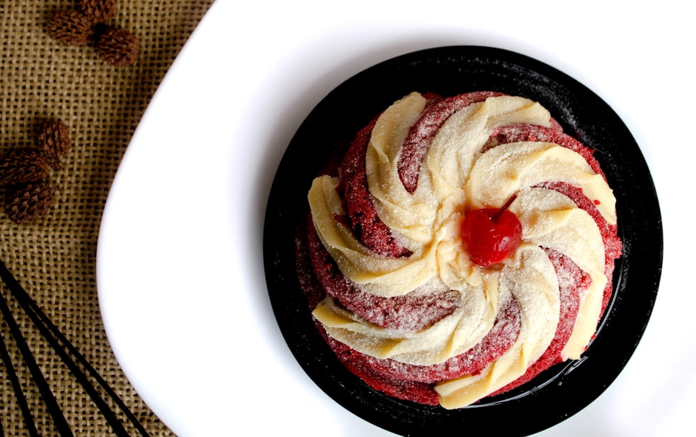 fruta en rodajas en plato de cerámica blanca