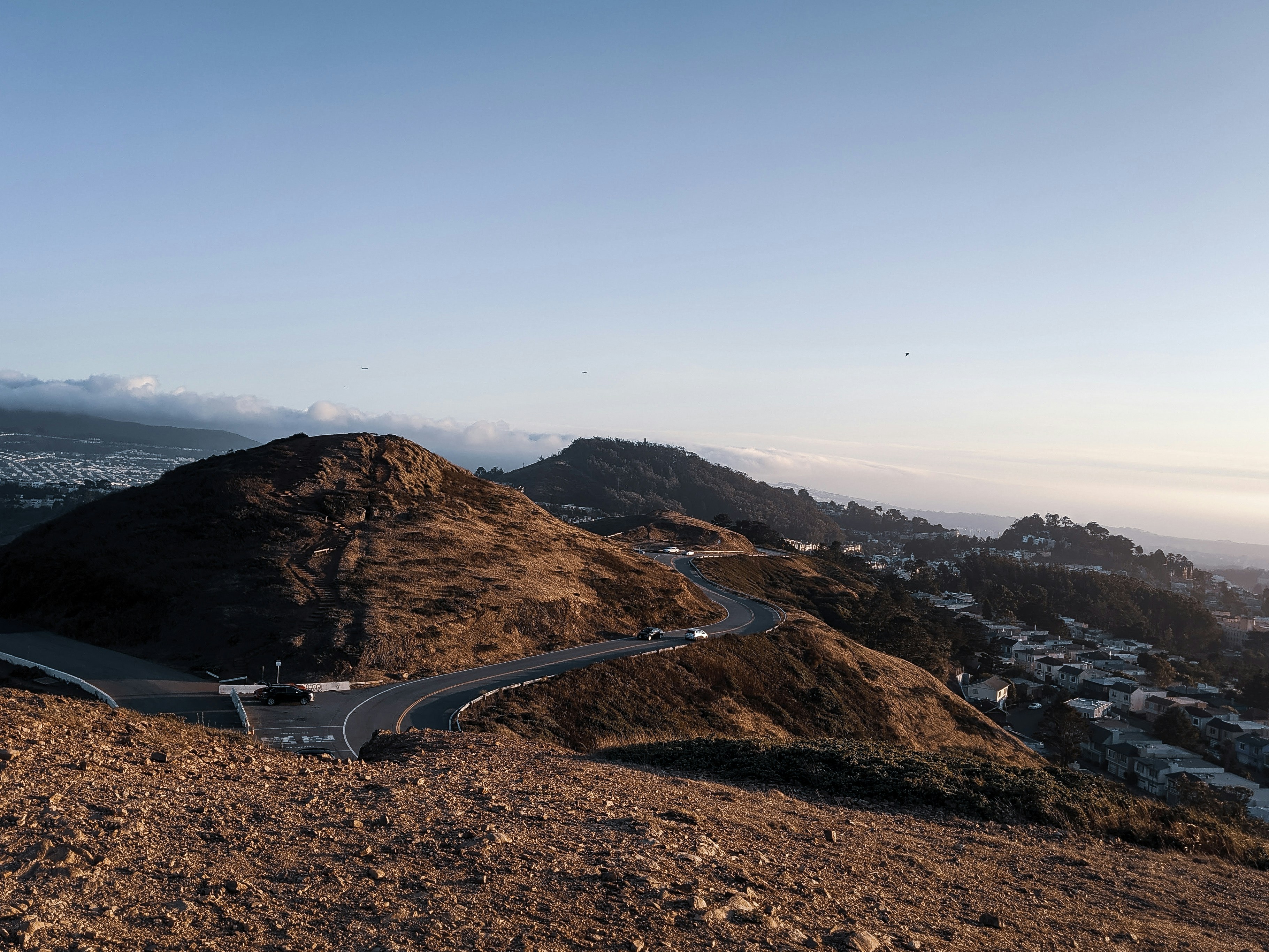 Strada asfaltata grigia sulla montagna marrone durante il giorno