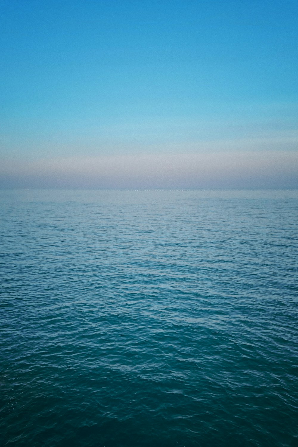 L’eau bleue de l’océan sous le ciel bleu pendant la journée