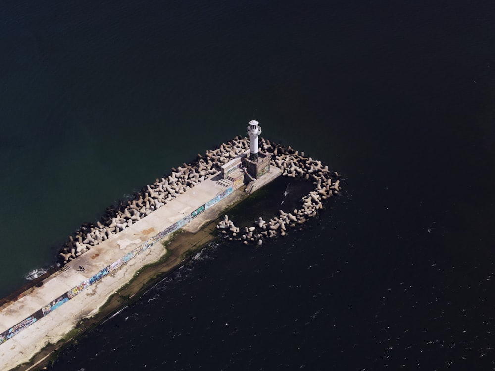 昼間の海上の白いボートの空中写真