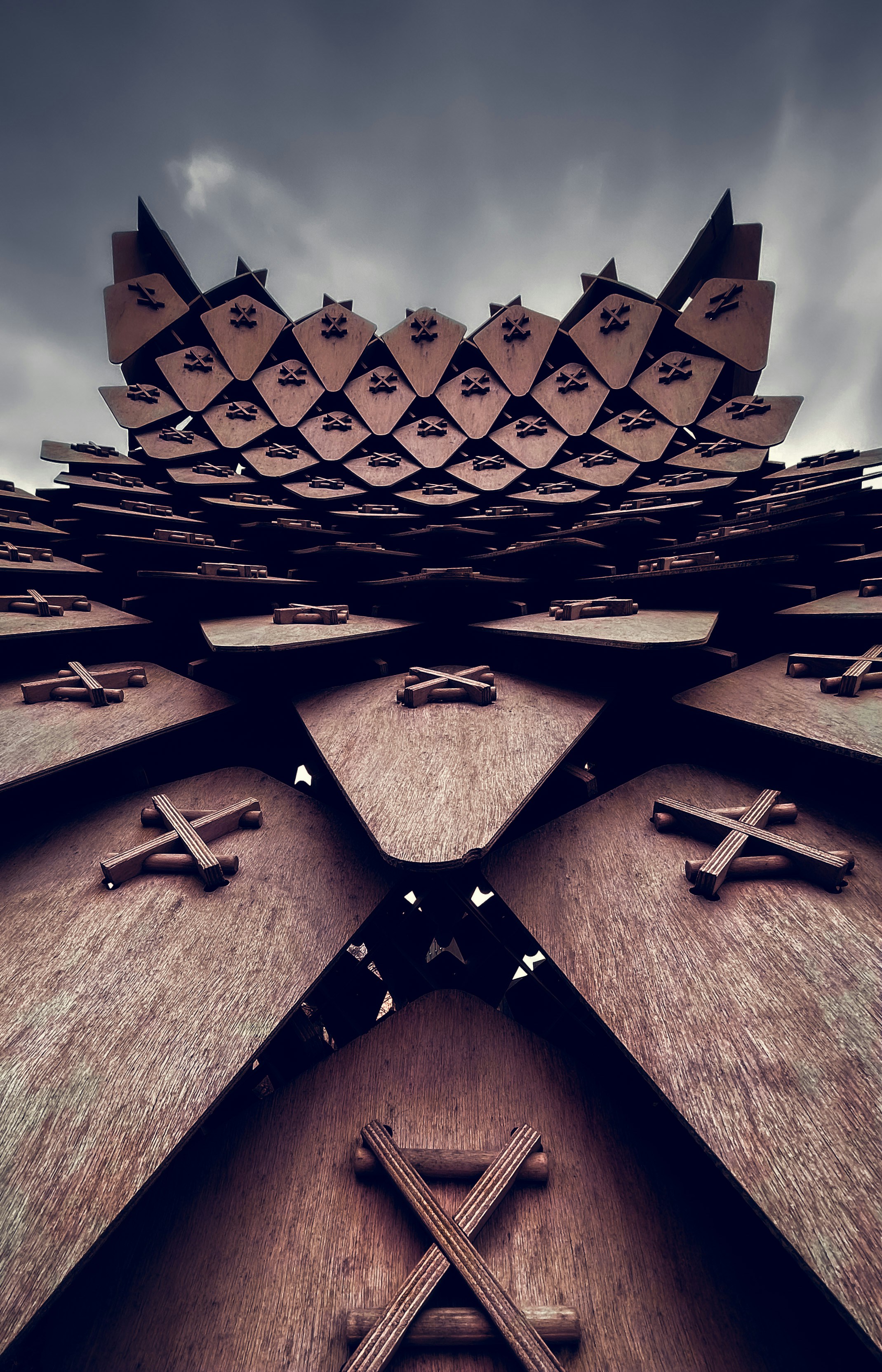 Estructura piramidal gris y negra