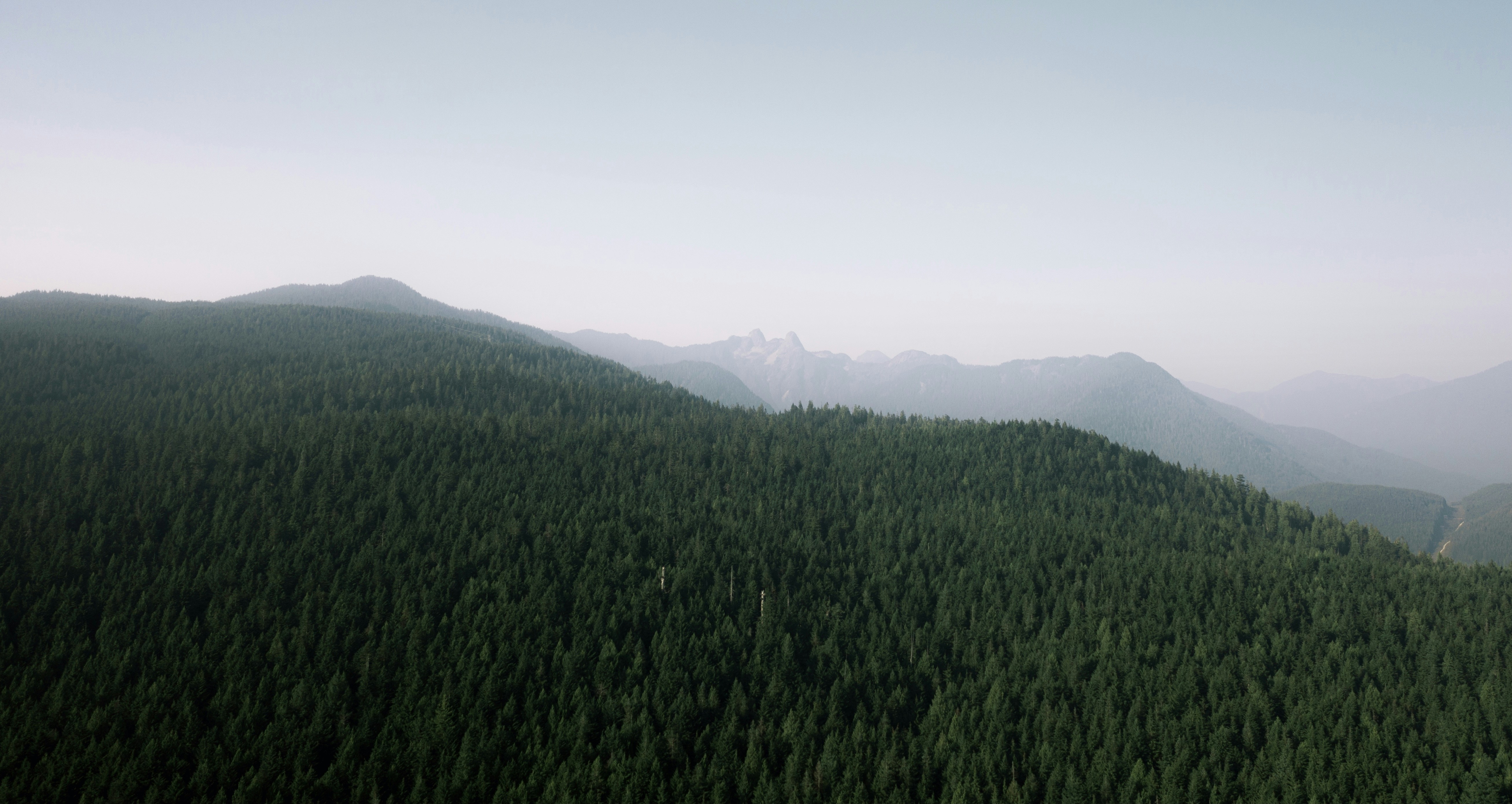 Campo de hierba verde cerca de la montaña durante el día