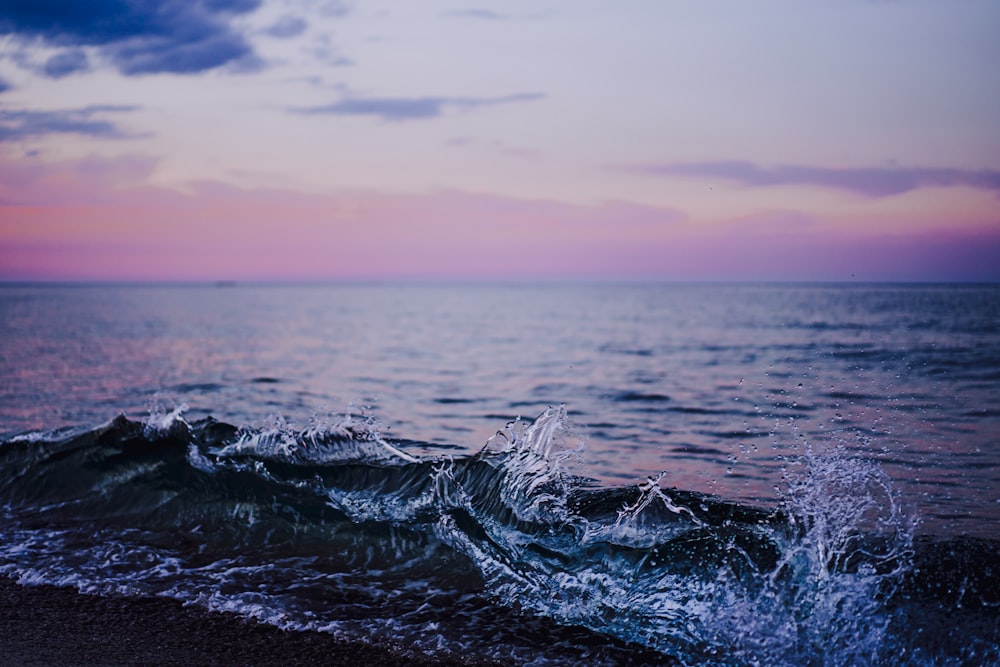 onde dell'oceano sotto il cielo blu durante il giorno