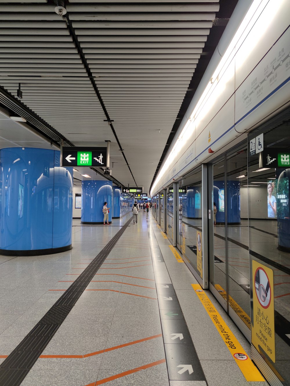 Tren azul y blanco en la estación de tren