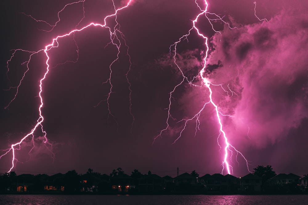 Un ciel violet rempli de beaucoup d’éclairs