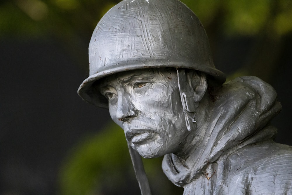 man in hat statue during daytime