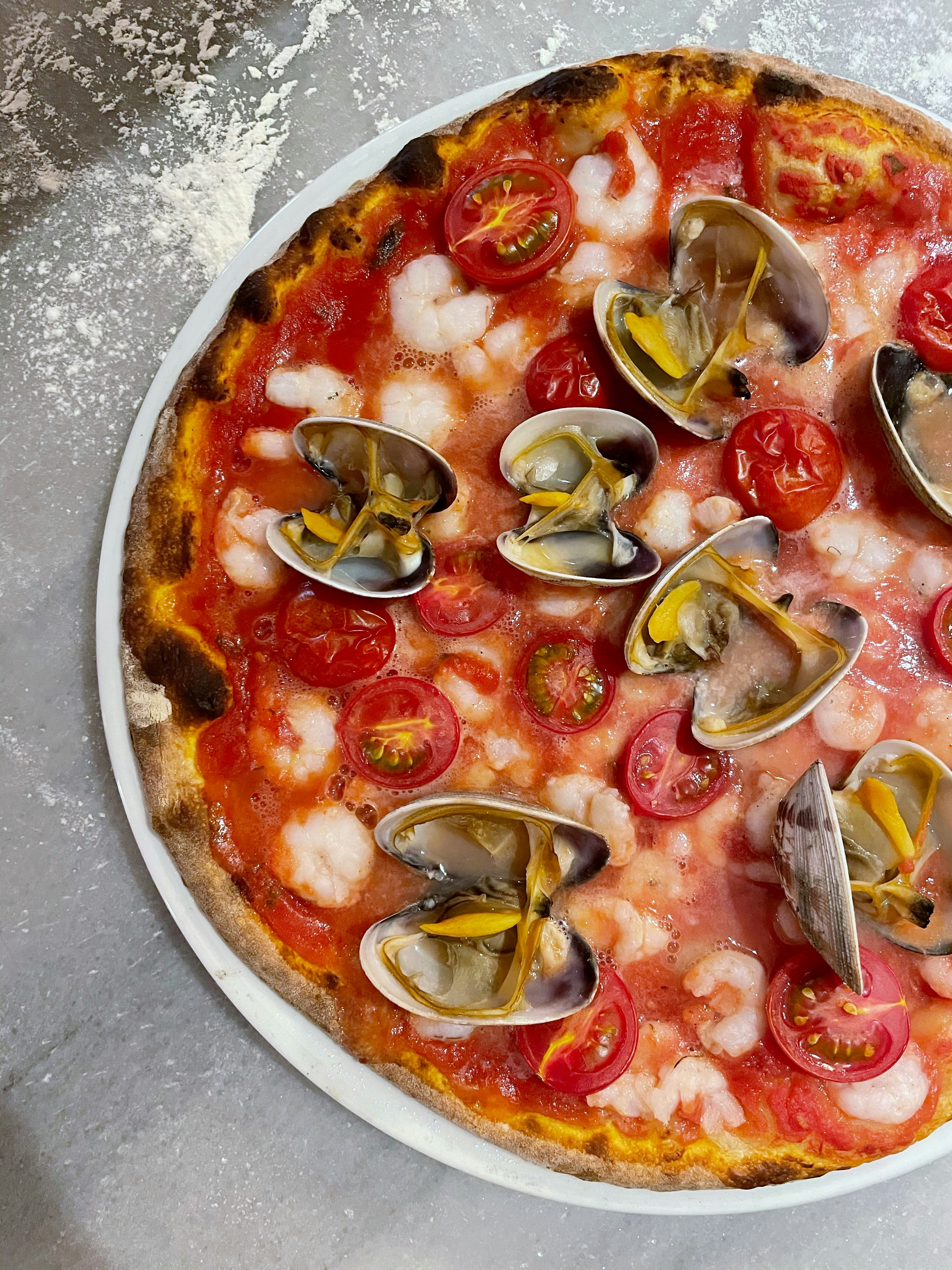 Pizza frutti di mare con cozze e vongole