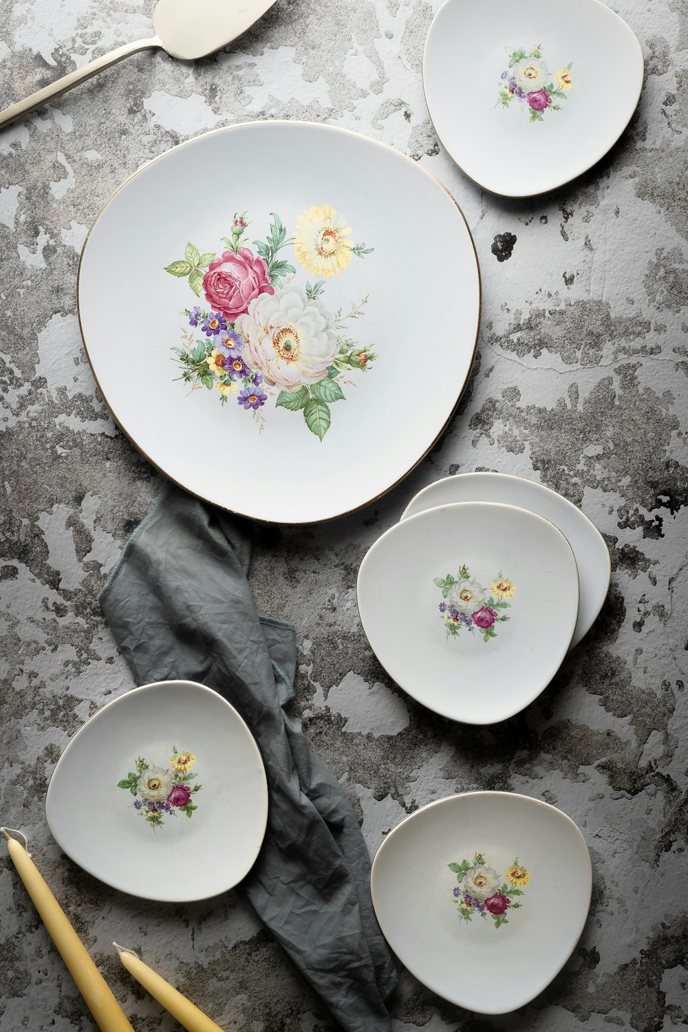 assiette ronde en céramique blanche à fleurs roses et vertes