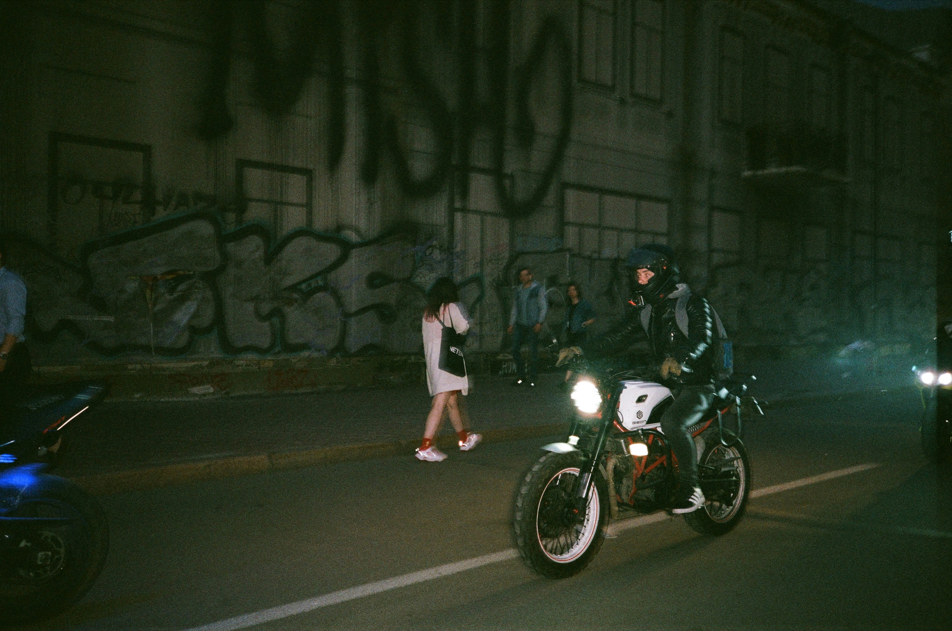 photo 1621495530374 f301827352ba?crop=entropy&cs=tinysrgb&fit=max&fm=jpg&ixid=M3w1MjQ0NjR8MHwxfHNlYXJjaHwxN3x8VXJiYW4lMjBFREMlMjBnZWFyfGVufDB8MHx8fDE3NTE3NDMyMzd8MA&ixlib=rb 4.1