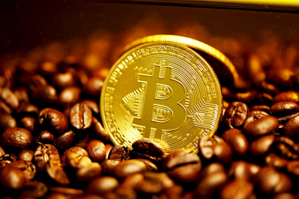 Goldrunde Münze auf braunen Kaffeebohnen